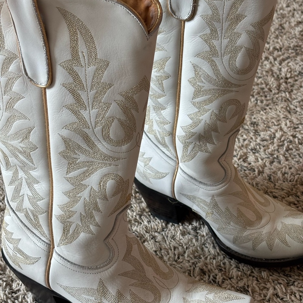 BOOT STAR White Heeled Boots with Intricate Embroidery